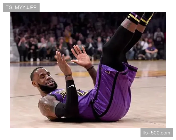 特写：一次24秒进攻耗时仅7秒的快攻得分，现场大屏幕回放其发起与终结的全过程