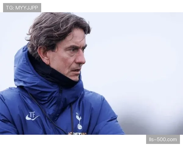 终场哨响，热刺主帅弗兰克黯然离场，上任仅八个月被解雇